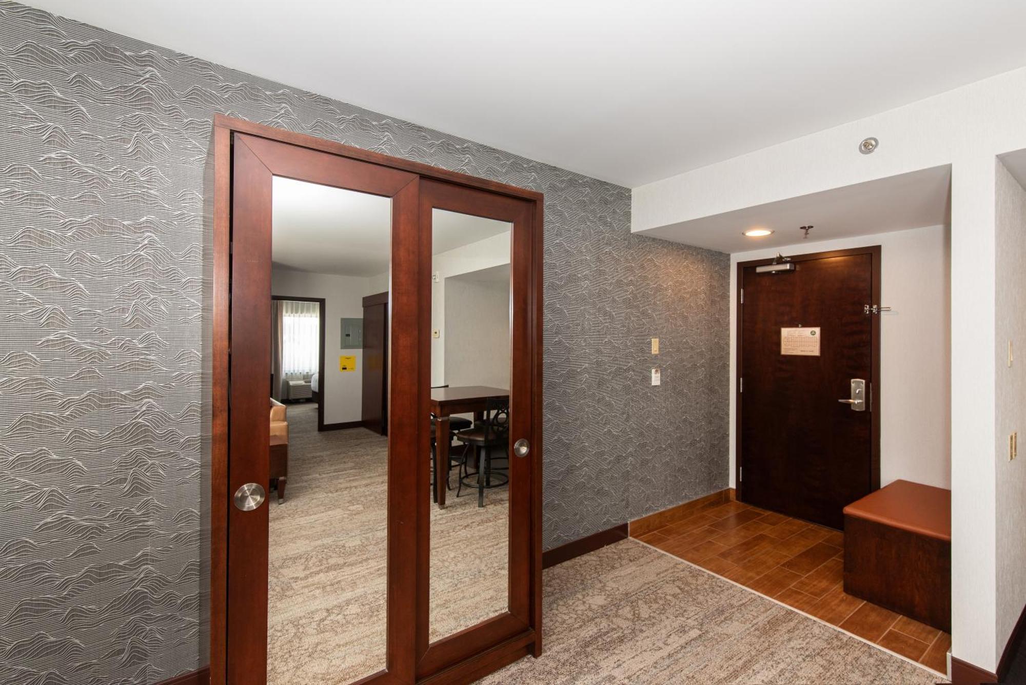 Quality Inn & Suites Валь-д'Ор Екстер'єр фото